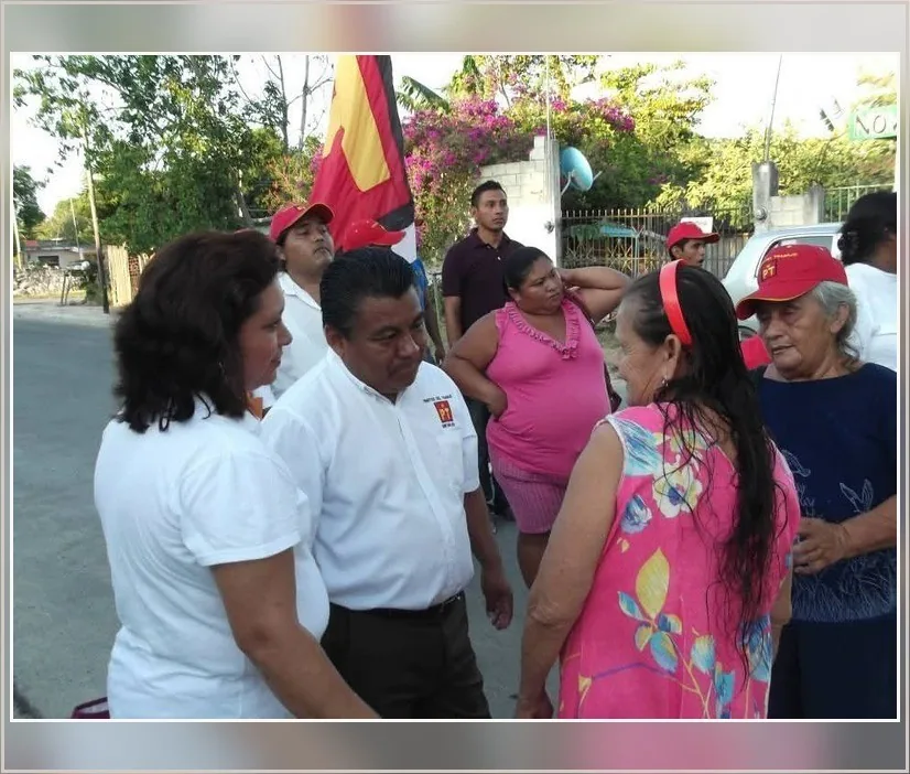 Rivelino Valdivia conversa con mujeres de una comunidad durante un recorrido