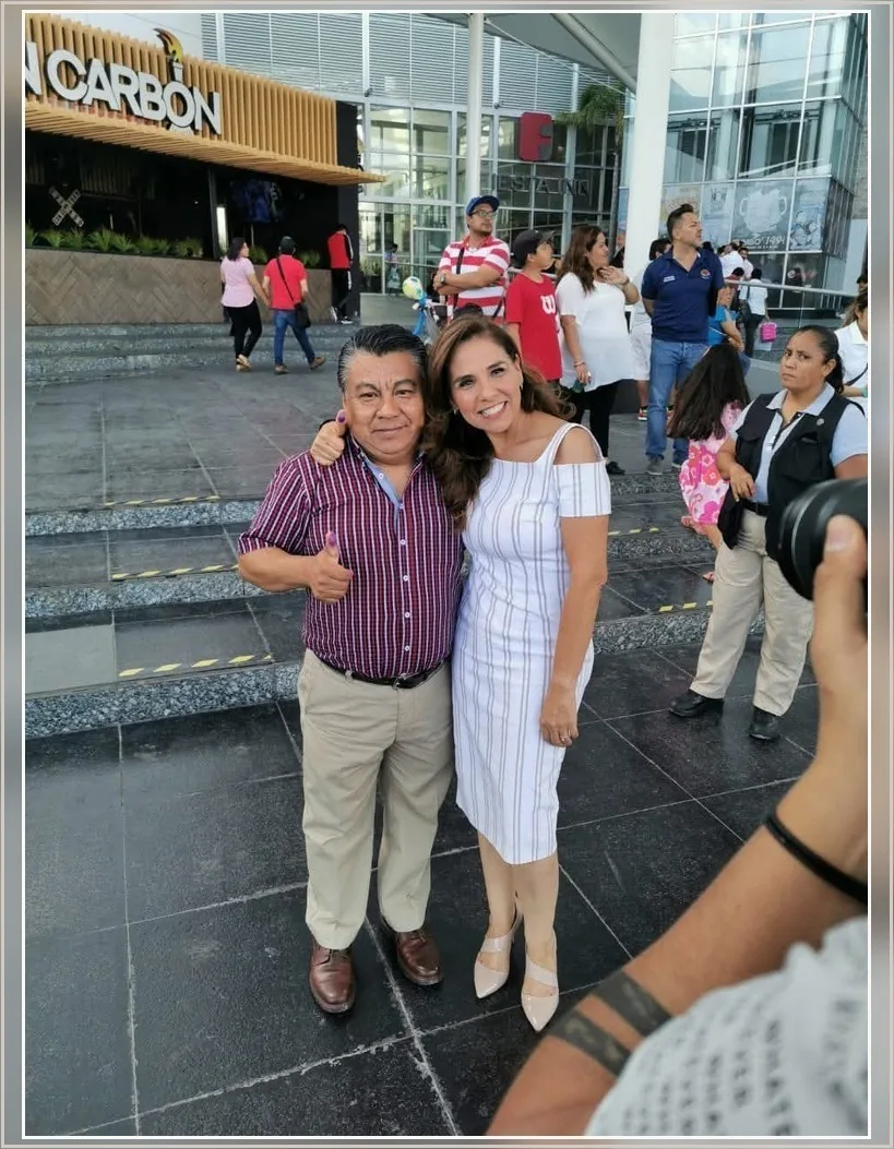 Rivelino Valdivia junto a Mara Lezama durante la campaña de 2022 en Bacalar