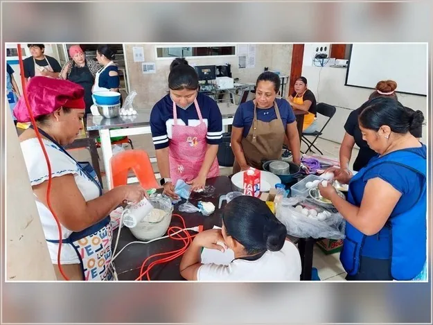 Participantes y personal durante un taller del ICAT Bacalar
