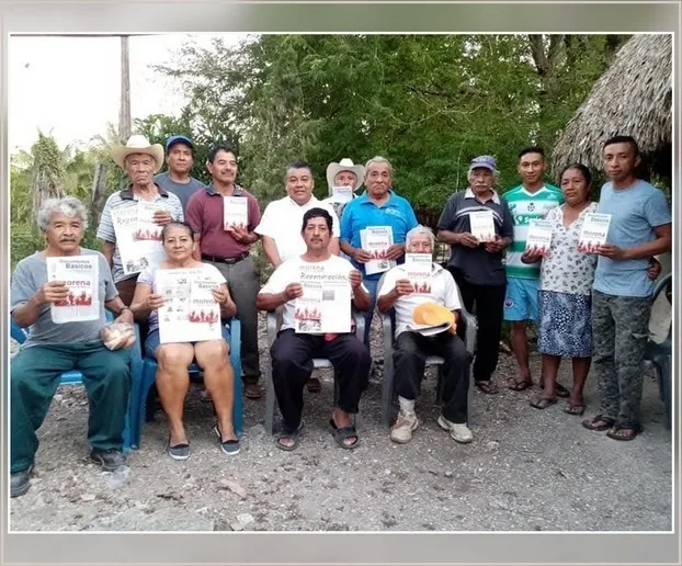 Rivelino Valdivia acompañado por un grupo de habitantes durante una jornada informativa en Bacalar