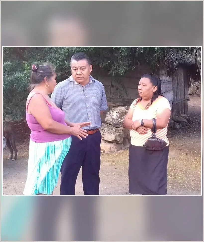 Rivelino Valdivia escucha a dos habitantes durante un recorrido de atención directa