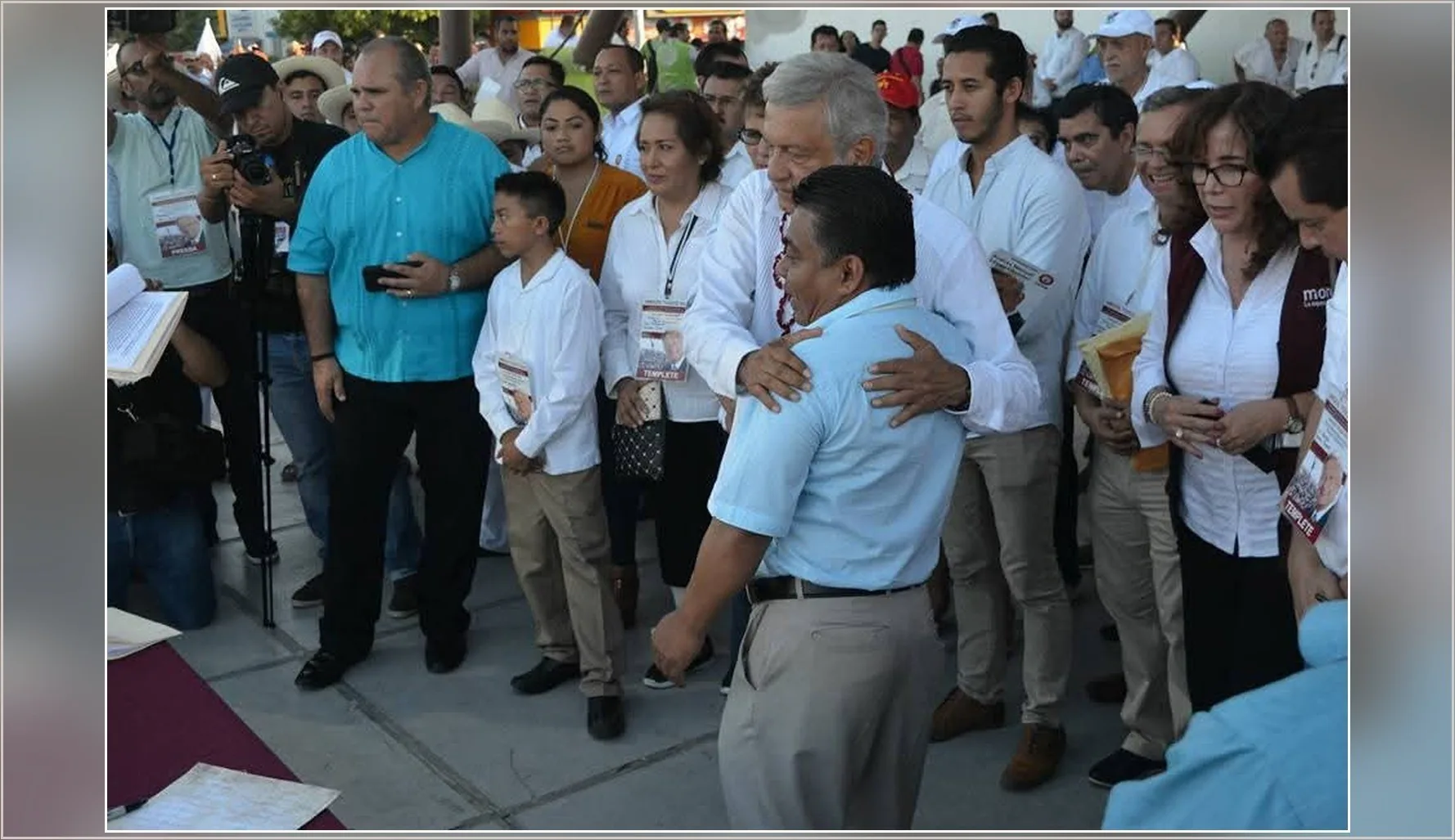 Rivelino Valdivia participa en una caminata acompañado por Andrés Manuel López Obrador y habitantes de la comunidad