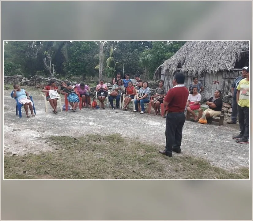 Rivelino Valdivia dialoga con habitantes reunidos en una comunidad de Bacalar